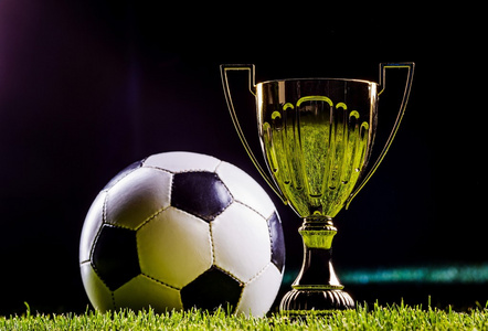 其背后却散 其背后却散